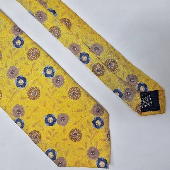 NICK HILTON SILK TIE YELLOW GOLD BLUE FLORAL PATTERN  ITALY SMOOTH 3.25" - Picture 1 of 2